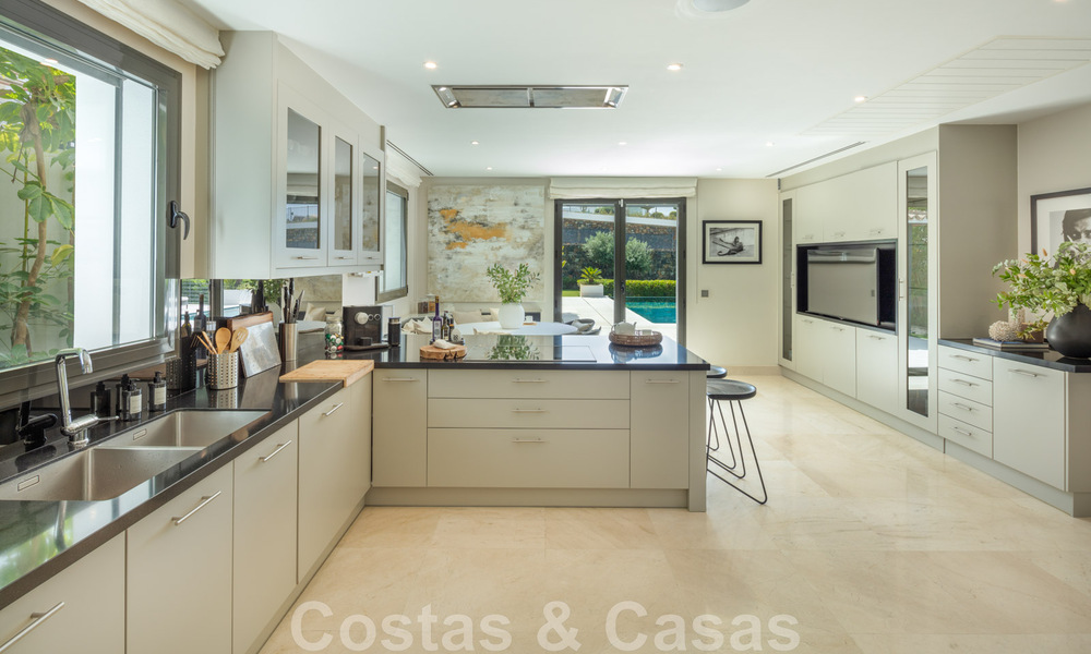 Uitmuntende luxevilla te koop in een moderne, Mediterrane architectuur, met zeezicht en in een golfresort in Benahavis - Marbella 44169