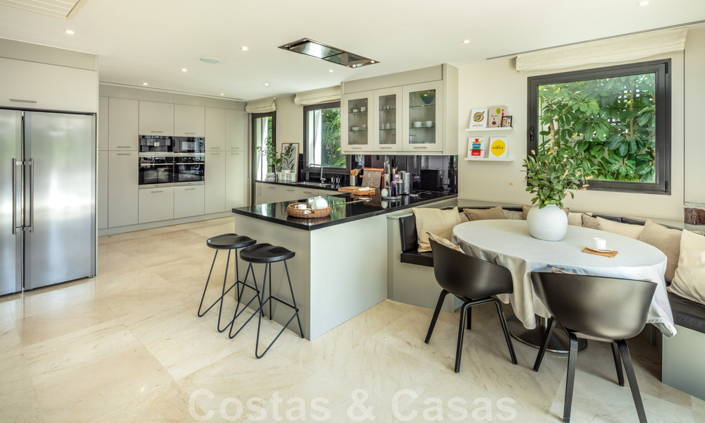 Uitmuntende luxevilla te koop in een moderne, Mediterrane architectuur, met zeezicht en in een golfresort in Benahavis - Marbella 44170