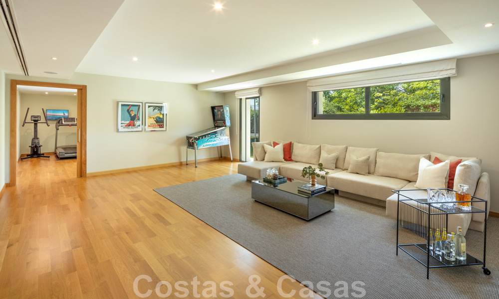 Uitmuntende luxevilla te koop in een moderne, Mediterrane architectuur, met zeezicht en in een golfresort in Benahavis - Marbella 44181