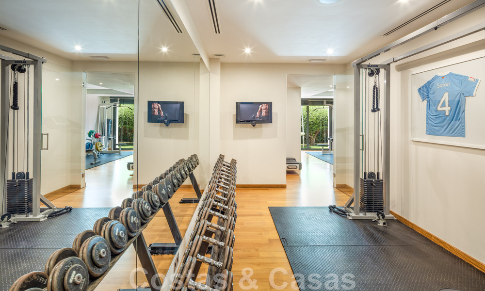 Uitmuntende luxevilla te koop in een moderne, Mediterrane architectuur, met zeezicht en in een golfresort in Benahavis - Marbella 44183