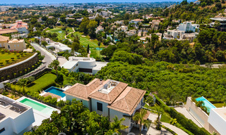 Uitmuntende luxevilla te koop in een moderne, Mediterrane architectuur, met zeezicht en in een golfresort in Benahavis - Marbella 44185 