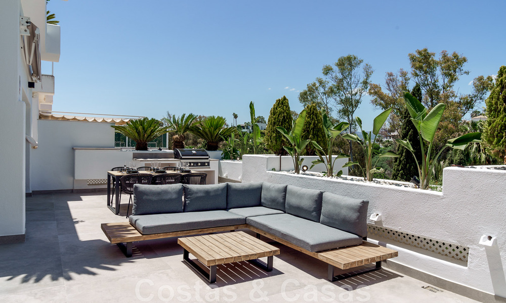 Volledig gerenoveerd luxepenthouse te koop in Scandinavische stijl, met uitgestrekte terrassen op de Golden Mile van Marbella 44263