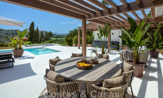 Eigentijdse Andalusische luxevilla te koop met talrijke luxevoorzieningen, omgeven door golfbanen in Nueva Andalucia, Marbella 44353 