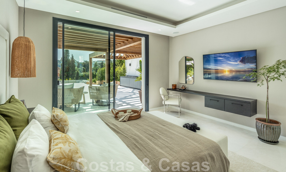 Eigentijdse Andalusische luxevilla te koop met talrijke luxevoorzieningen, omgeven door golfbanen in Nueva Andalucia, Marbella 44358