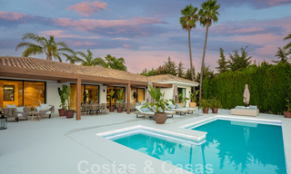 Eigentijdse Andalusische luxevilla te koop met talrijke luxevoorzieningen, omgeven door golfbanen in Nueva Andalucia, Marbella 44384 