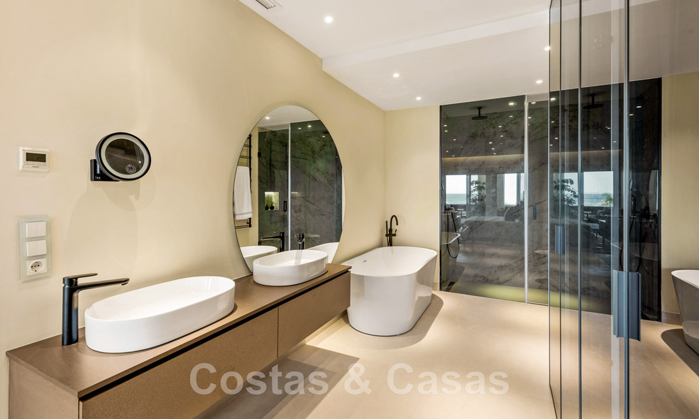 Ruim, luxueus appartement te koop in een beveiligd complex, eerstelijnsstrand, met prachtig zeezicht, op de New Golden Mile tussen Marbella - Estepona 44059