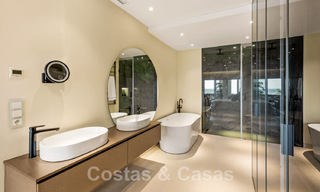 Ruim, luxueus appartement te koop in een beveiligd complex, eerstelijnsstrand, met prachtig zeezicht, op de New Golden Mile tussen Marbella - Estepona 44059 