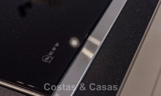 Ruim, luxueus appartement te koop in een beveiligd complex, eerstelijnsstrand, met prachtig zeezicht, op de New Golden Mile tussen Marbella - Estepona 44068 