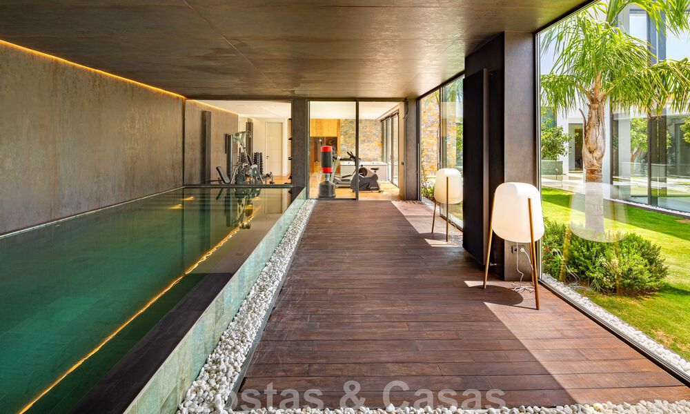 Fenomenale, eigentijdse luxevilla te koop, direct aan de golfbaan met zeezicht in een afgeschermd golfresort in Marbella - Benahavis 43980