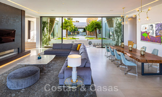 Fenomenale, eigentijdse luxevilla te koop, direct aan de golfbaan met zeezicht in een afgeschermd golfresort in Marbella - Benahavis 43989 