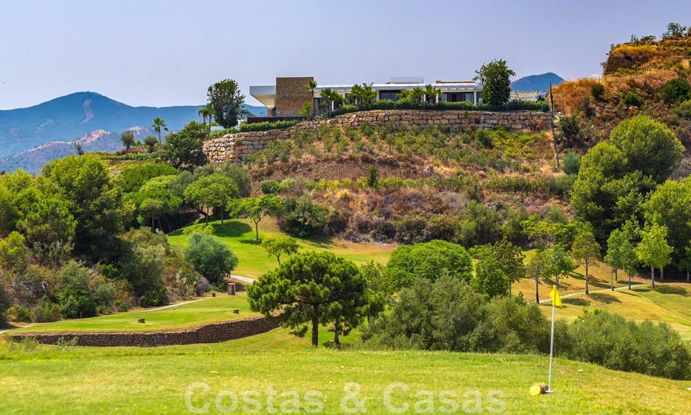 Fenomenale, eigentijdse luxevilla te koop, direct aan de golfbaan met zeezicht in een afgeschermd golfresort in Marbella - Benahavis 43992