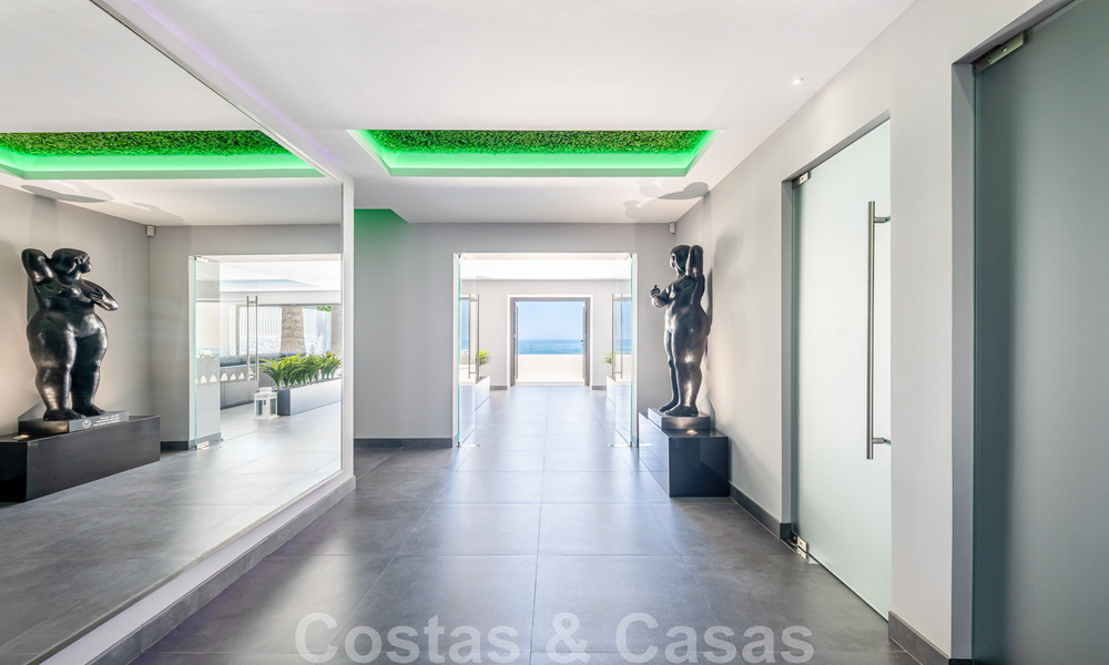 Avant-garde strandvilla in een strakke moderne stijl te koop, eerstelijnsstrand in Mijas Costa, Costa del Sol 44413