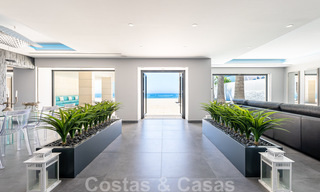 Avant-garde strandvilla in een strakke moderne stijl te koop, eerstelijnsstrand in Mijas Costa, Costa del Sol 44414 
