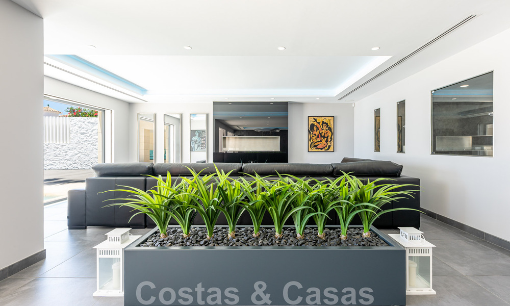 Avant-garde strandvilla in een strakke moderne stijl te koop, eerstelijnsstrand in Mijas Costa, Costa del Sol 44415