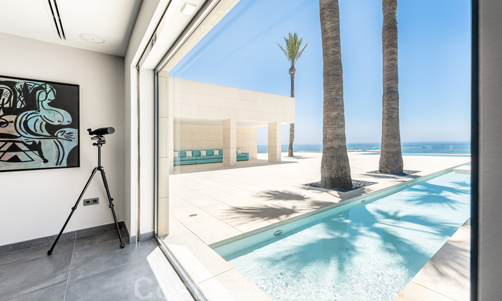 Avant-garde strandvilla in een strakke moderne stijl te koop, eerstelijnsstrand in Mijas Costa, Costa del Sol 44417