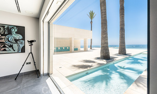 Avant-garde strandvilla in een strakke moderne stijl te koop, eerstelijnsstrand in Mijas Costa, Costa del Sol 44417 