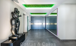 Avant-garde strandvilla in een strakke moderne stijl te koop, eerstelijnsstrand in Mijas Costa, Costa del Sol 44418 