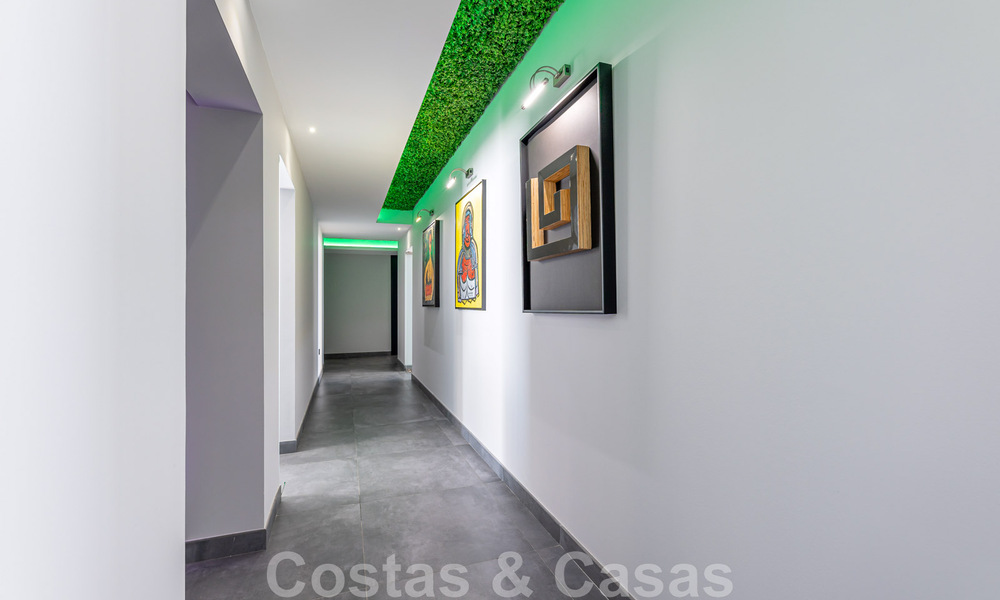 Avant-garde strandvilla in een strakke moderne stijl te koop, eerstelijnsstrand in Mijas Costa, Costa del Sol 44420