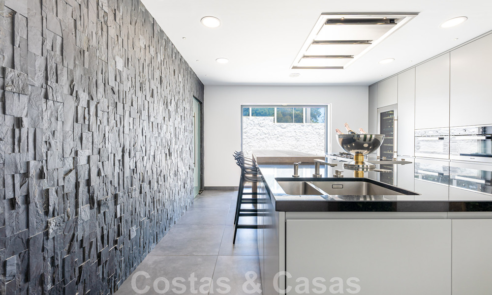 Avant-garde strandvilla in een strakke moderne stijl te koop, eerstelijnsstrand in Mijas Costa, Costa del Sol 44422