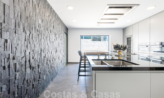 Avant-garde strandvilla in een strakke moderne stijl te koop, eerstelijnsstrand in Mijas Costa, Costa del Sol 44422 