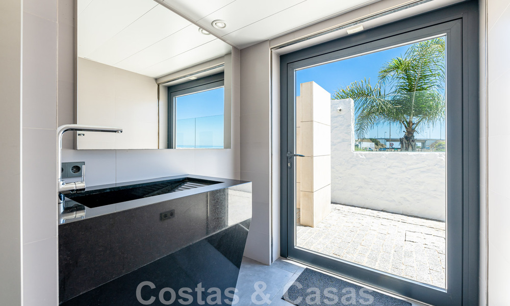 Avant-garde strandvilla in een strakke moderne stijl te koop, eerstelijnsstrand in Mijas Costa, Costa del Sol 44425