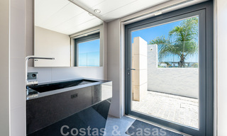 Avant-garde strandvilla in een strakke moderne stijl te koop, eerstelijnsstrand in Mijas Costa, Costa del Sol 44425 