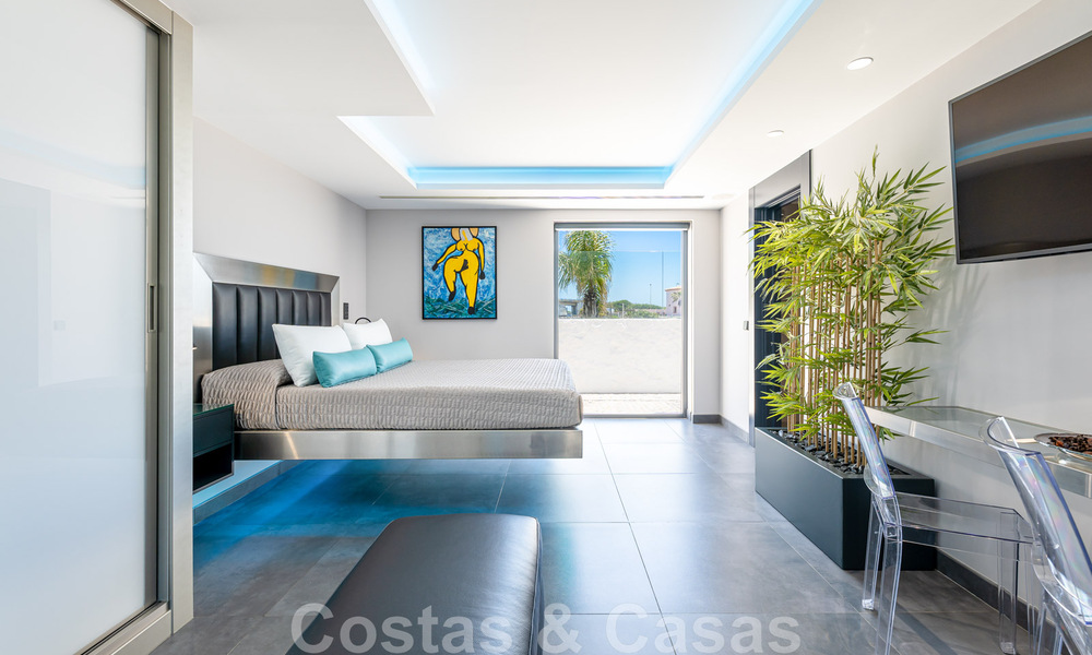 Avant-garde strandvilla in een strakke moderne stijl te koop, eerstelijnsstrand in Mijas Costa, Costa del Sol 44426