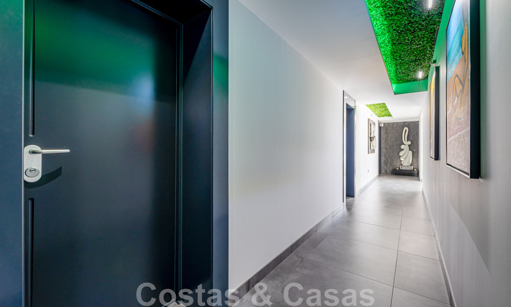 Avant-garde strandvilla in een strakke moderne stijl te koop, eerstelijnsstrand in Mijas Costa, Costa del Sol 44429