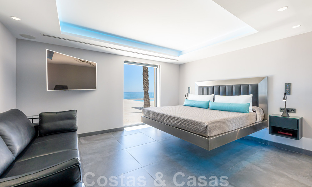 Avant-garde strandvilla in een strakke moderne stijl te koop, eerstelijnsstrand in Mijas Costa, Costa del Sol 44431