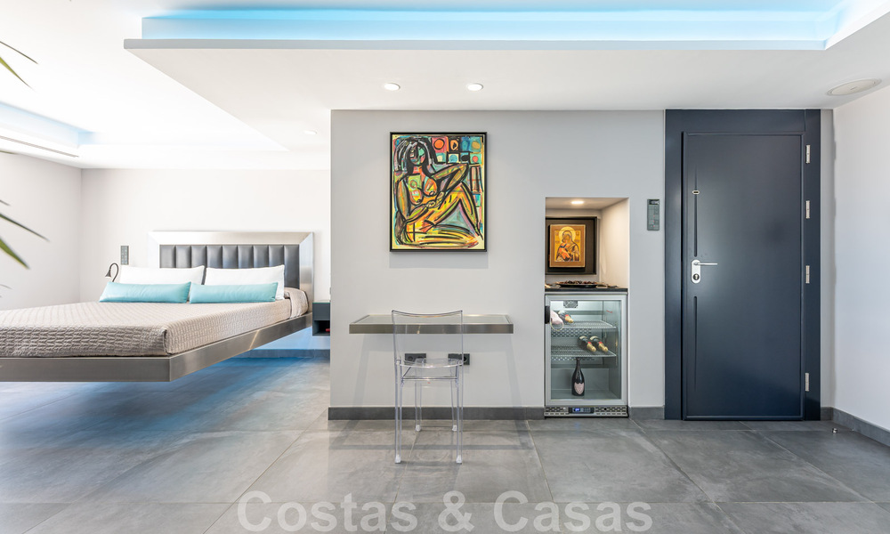 Avant-garde strandvilla in een strakke moderne stijl te koop, eerstelijnsstrand in Mijas Costa, Costa del Sol 44433