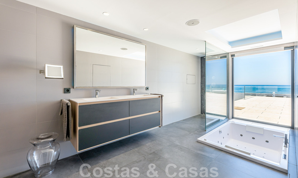 Avant-garde strandvilla in een strakke moderne stijl te koop, eerstelijnsstrand in Mijas Costa, Costa del Sol 44434