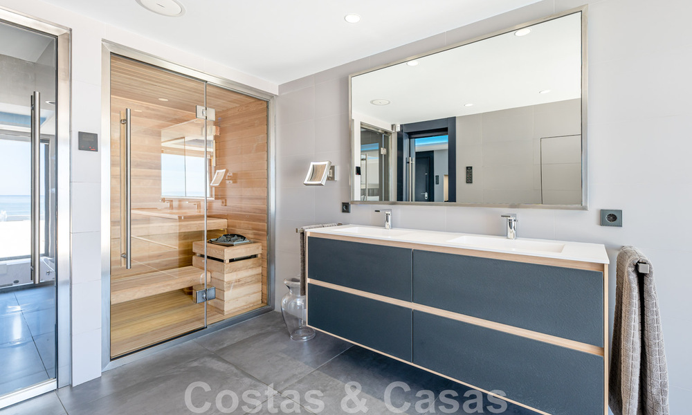 Avant-garde strandvilla in een strakke moderne stijl te koop, eerstelijnsstrand in Mijas Costa, Costa del Sol 44435