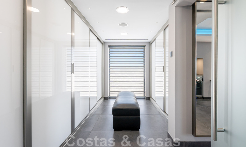 Avant-garde strandvilla in een strakke moderne stijl te koop, eerstelijnsstrand in Mijas Costa, Costa del Sol 44437