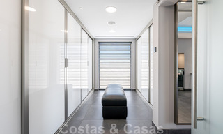 Avant-garde strandvilla in een strakke moderne stijl te koop, eerstelijnsstrand in Mijas Costa, Costa del Sol 44437 