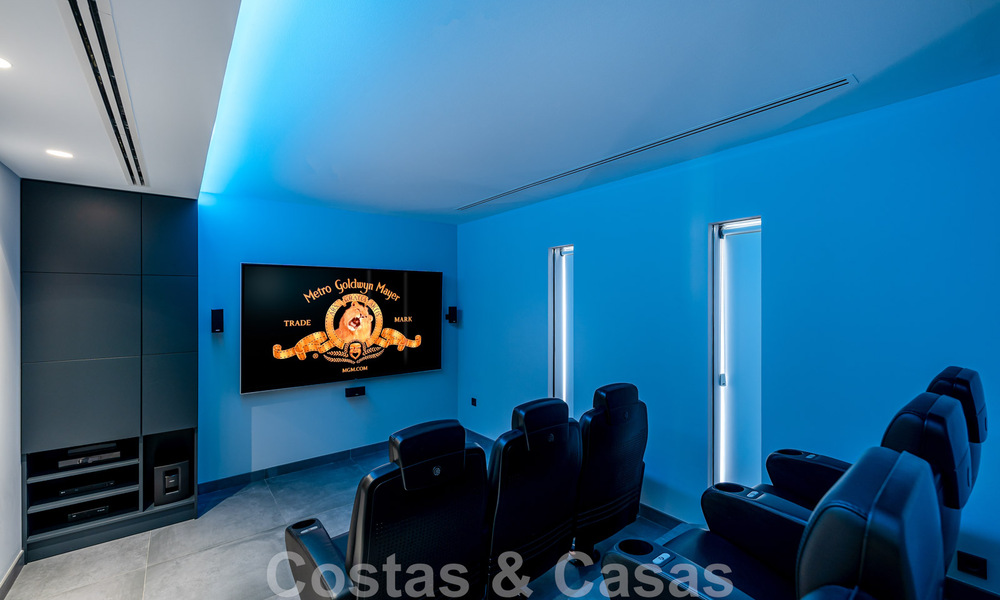Avant-garde strandvilla in een strakke moderne stijl te koop, eerstelijnsstrand in Mijas Costa, Costa del Sol 44438