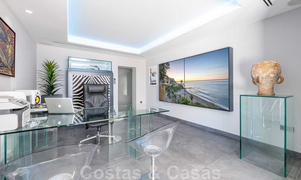 Avant-garde strandvilla in een strakke moderne stijl te koop, eerstelijnsstrand in Mijas Costa, Costa del Sol 44440