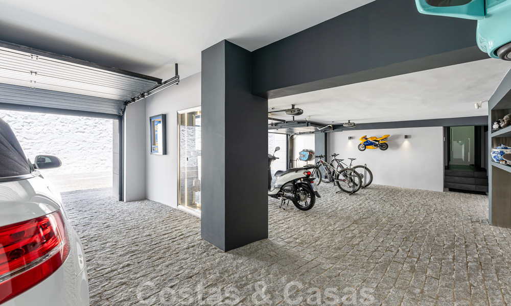 Avant-garde strandvilla in een strakke moderne stijl te koop, eerstelijnsstrand in Mijas Costa, Costa del Sol 44441