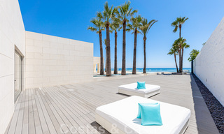 Avant-garde strandvilla in een strakke moderne stijl te koop, eerstelijnsstrand in Mijas Costa, Costa del Sol 44443 