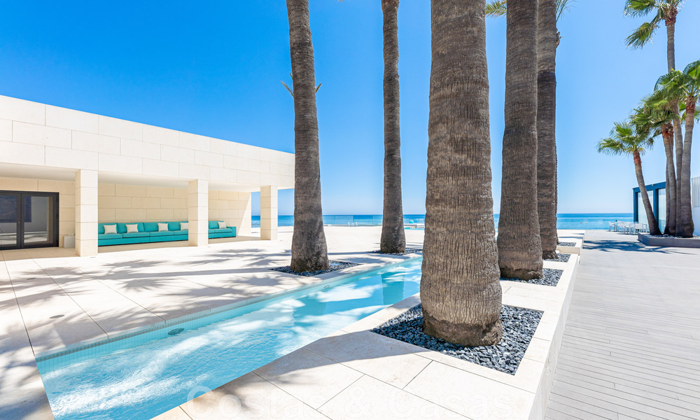 Avant-garde strandvilla in een strakke moderne stijl te koop, eerstelijnsstrand in Mijas Costa, Costa del Sol 44445