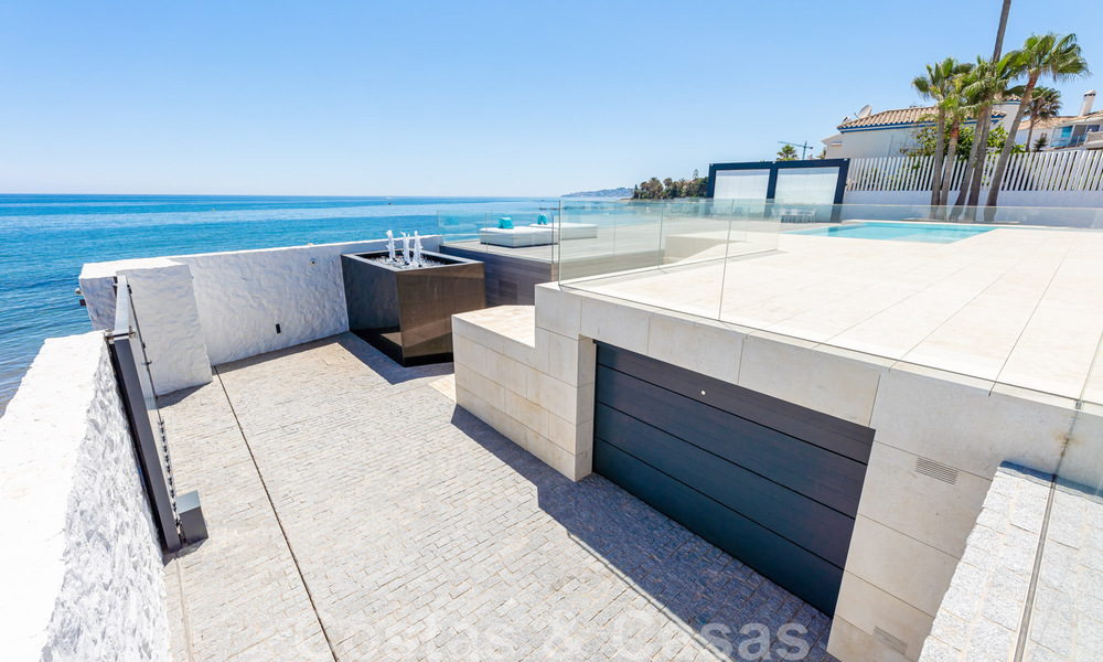 Avant-garde strandvilla in een strakke moderne stijl te koop, eerstelijnsstrand in Mijas Costa, Costa del Sol 44448