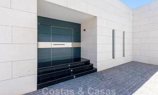 Avant-garde strandvilla in een strakke moderne stijl te koop, eerstelijnsstrand in Mijas Costa, Costa del Sol 44449 
