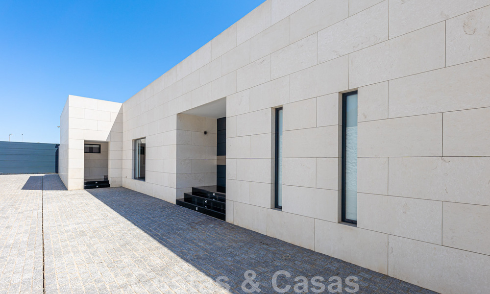 Avant-garde strandvilla in een strakke moderne stijl te koop, eerstelijnsstrand in Mijas Costa, Costa del Sol 44451