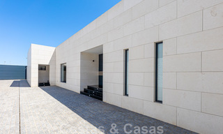 Avant-garde strandvilla in een strakke moderne stijl te koop, eerstelijnsstrand in Mijas Costa, Costa del Sol 44451 