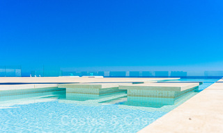 Avant-garde strandvilla in een strakke moderne stijl te koop, eerstelijnsstrand in Mijas Costa, Costa del Sol 44455 