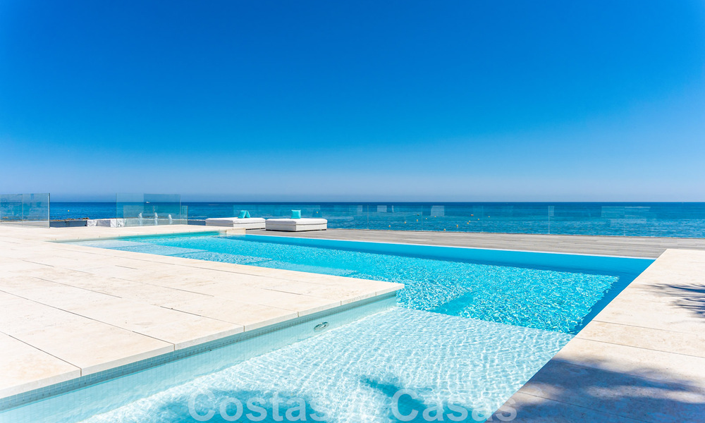 Avant-garde strandvilla in een strakke moderne stijl te koop, eerstelijnsstrand in Mijas Costa, Costa del Sol 44456
