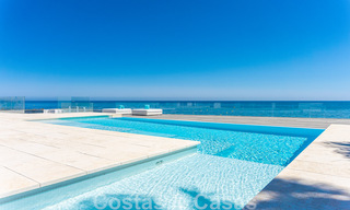 Avant-garde strandvilla in een strakke moderne stijl te koop, eerstelijnsstrand in Mijas Costa, Costa del Sol 44456 