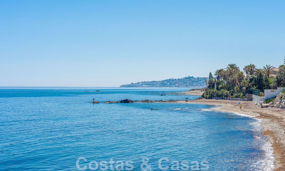 Avant-garde strandvilla in een strakke moderne stijl te koop, eerstelijnsstrand in Mijas Costa, Costa del Sol 44458