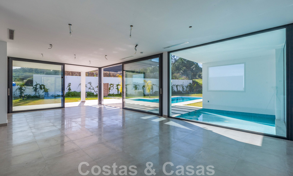 Nieuwe, eigentijdse villa te koop met open uitzicht op de golfbanen van het begeerde golfresort La Cala Golf, Mijas 44640