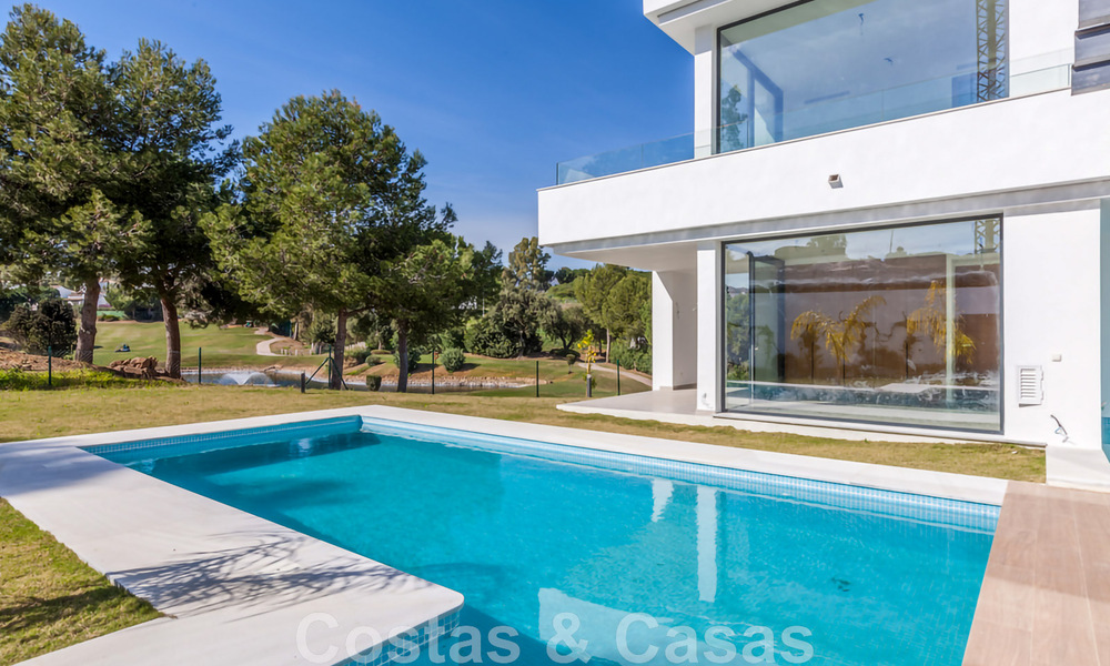 Nieuwe, eigentijdse villa te koop met open uitzicht op de golfbanen van het begeerde golfresort La Cala Golf, Mijas 44653