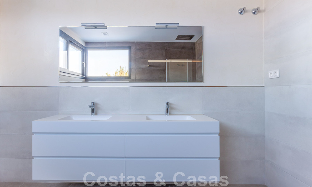 Nieuwe, eigentijdse villa te koop met open uitzicht op de golfbanen van het begeerde golfresort La Cala Golf, Mijas 44670